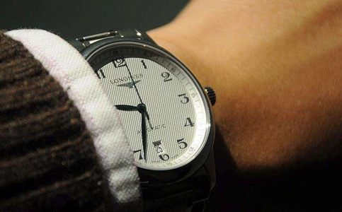 深圳浪琴售后服務(wù)中心（如何為浪琴手表進(jìn)行調(diào)時(shí)）