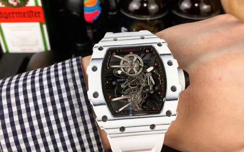 理查德米勒手表玻璃碎了維修多少費用（手表表盤生銹的處理方法）